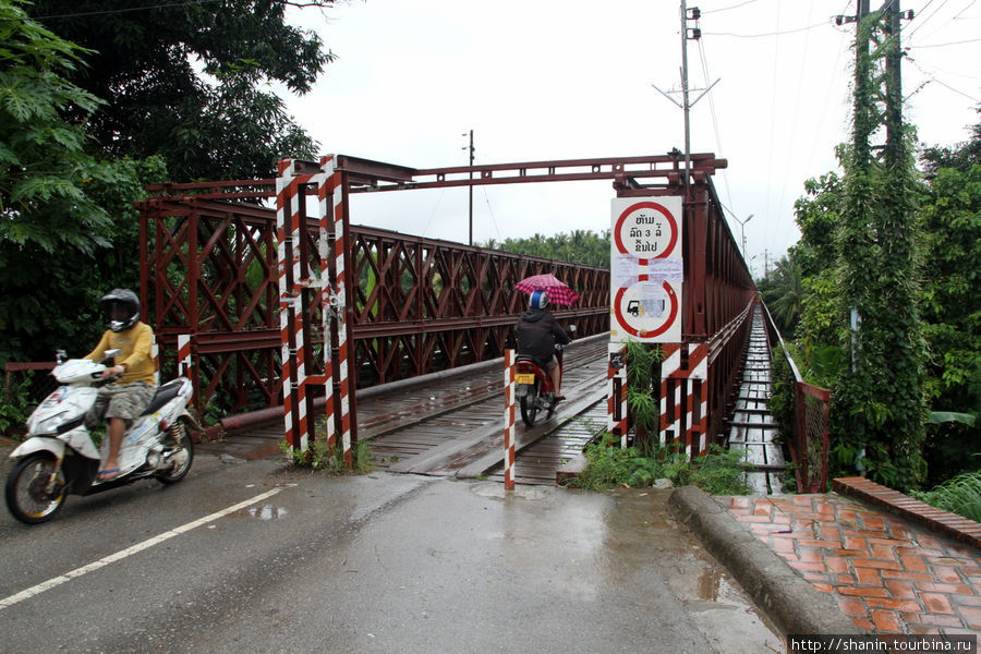 Въезд на железный мост Луанг-Прабанг, Лаос