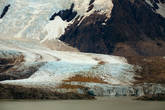 Прямо по гребню самого мощного моренного вала ведёт тропа к обзорной точке — мирадор Маэстри. С неё открывается хороший вид на ледник Гранде (Glaciar Grande), стекающий прямо в дальнюю часть озера.