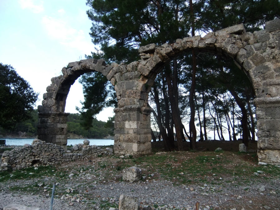 Акведук снабжал жителей Фаселиса пресной водой из источника в горах Средиземноморский регион, Турция
