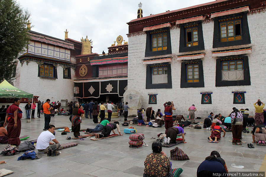 4.  На площади перед храмом самозабвенно молятся верующие не обращая ни на кого внимания. Лхаса, Китай