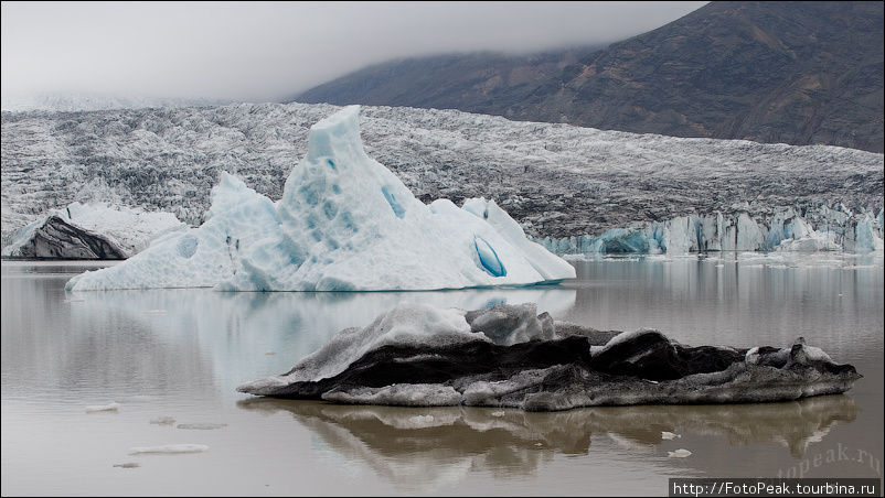 Ледник Фьялсёкюдль, является одним из рукавов ледника Ватнайёкюдль. Возраст таких льдинок может достигать сотен тысяч лет. Южная Исландия, Исландия