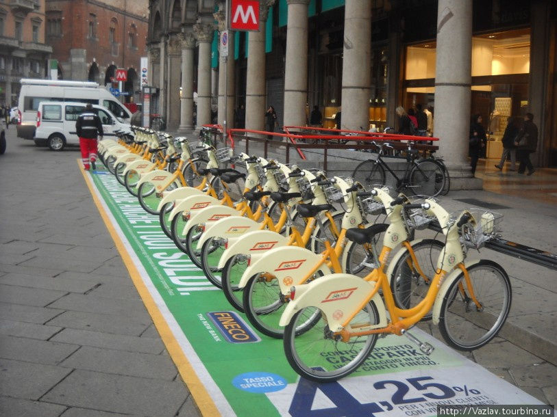 Прокатные велосипеды ждут седоков Милан, Италия