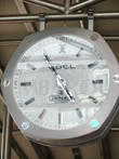 И часы то тут, блин, крутые — швейцарские :)