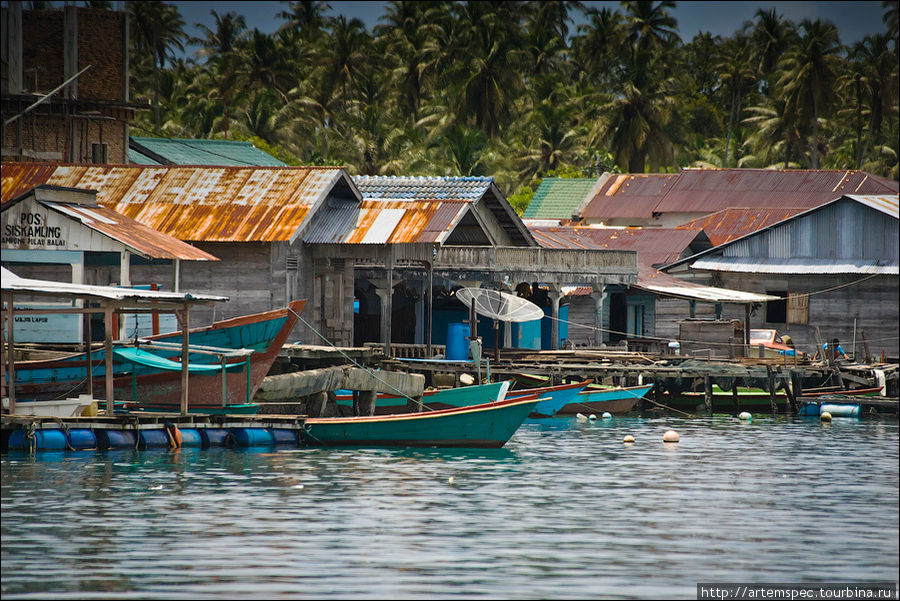 Рыбаки живут рядом с водой, эти дома построены прямо на кораллах. Суматра, Индонезия