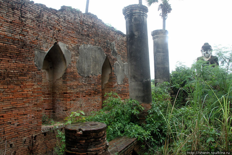 Руины кирпичного храма с кирпичным Буддой Мандалай, Мьянма