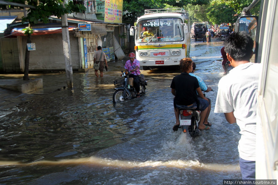 По залитым водой улицам Мандалай, Мьянма
