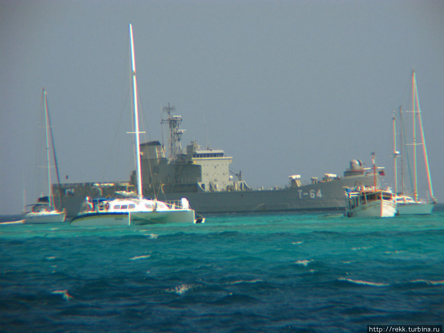 Выход в море. Военный корабль нарушает ощущение затерянности и путешествия в прошлое Архипелаг Лос-Рокес, Венесуэла