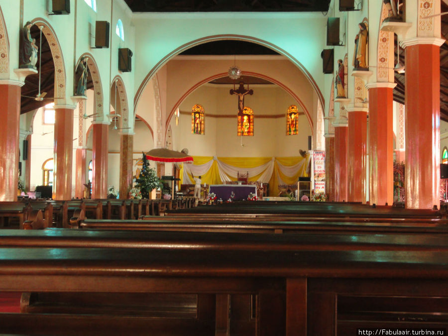 Внутри католической церкви Кумаси, Гана