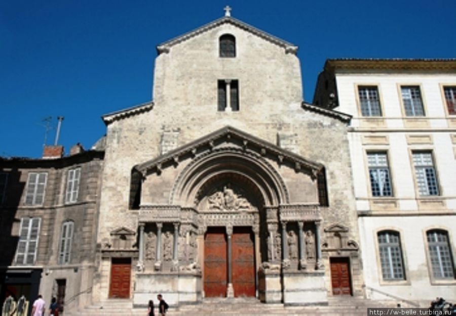 Церковь Сен — Трофим была закрыта, внутрь мы не попали. Арль, Франция