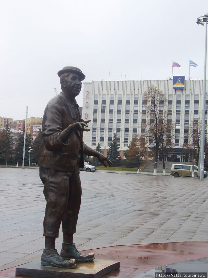 Памятник Ю. В. Никулину возле цирка Тюмень, Россия