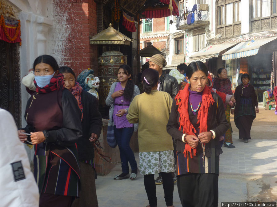 Катманду. Ступа Боуднатх. Обход ступы. Катманду, Непал