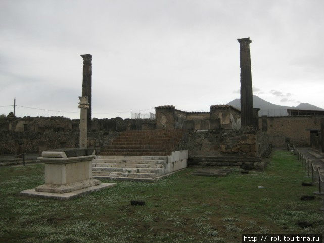 В Помпеях довольно большой выбор основательно обустроенных храмов — места и камня для них явно не жалели, один храм Юпитера по площади больше соседнего жилого квартала Помпеи, Италия
