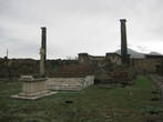 В Помпеях довольно большой выбор основательно обустроенных храмов — места и камня для них явно не жалели, один храм Юпитера по площади больше соседнего жилого квартала