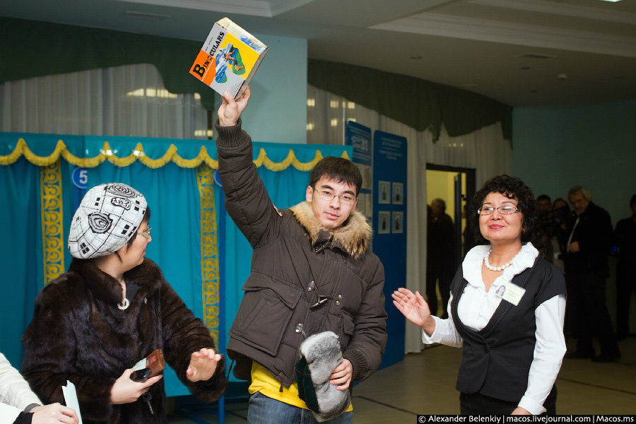 Те, кто голосовали впервые, получали подарки. И не какую-нибудь флешку на гигобайт! Этому парню, например, подарили бинокль. Акмолинская область, Казахстан