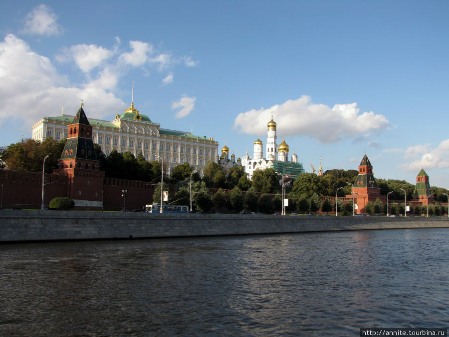 Кремлёвская стена с башнями. Москва, Россия