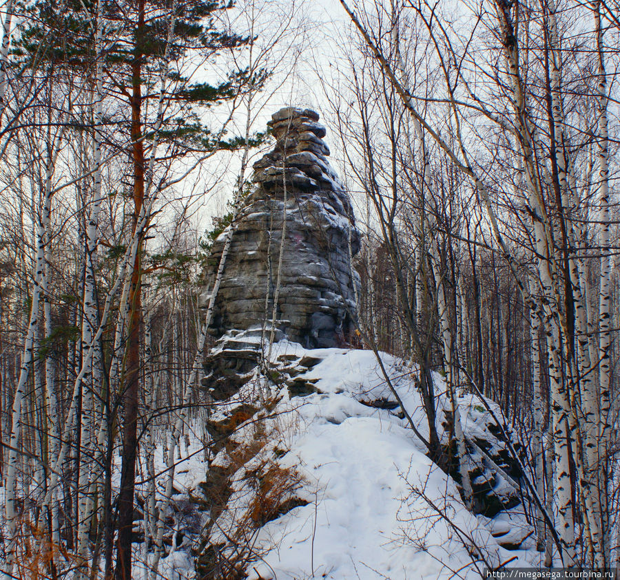 Окаменевшая Сестра стоит поодаль в сторону запада Новоуральск, Россия