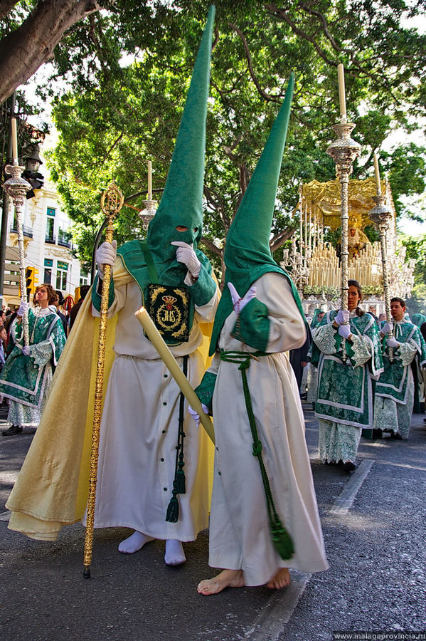 Идут босиком, поливая ноги расплавленным воском от горящих свеч Малага, Испания