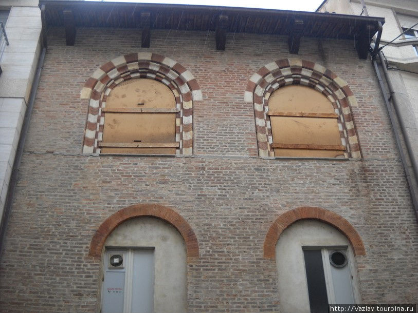 Слепые окна Асти, Италия