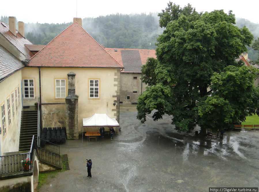 Такой вид, который могли  наблюдать многочисленные владельцы замка, открывается из окон замкового дворца, расположенного напротив Кршивоклат, Чехия