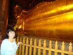 В богато украшенном росписями храме находится самая большая статуя Будды в стране, 46 метров в длину и 15 метров в высоту. Будда лежит- эта позиция символизирует полное отсутствие страстей, сопровождающее нирвану.