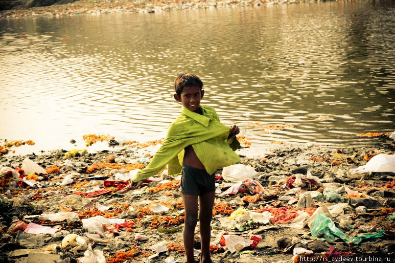 Дети трущоб собирают мусор из реки Джамна в поисках чего нибудь ценного для себя. Дели, Индия
