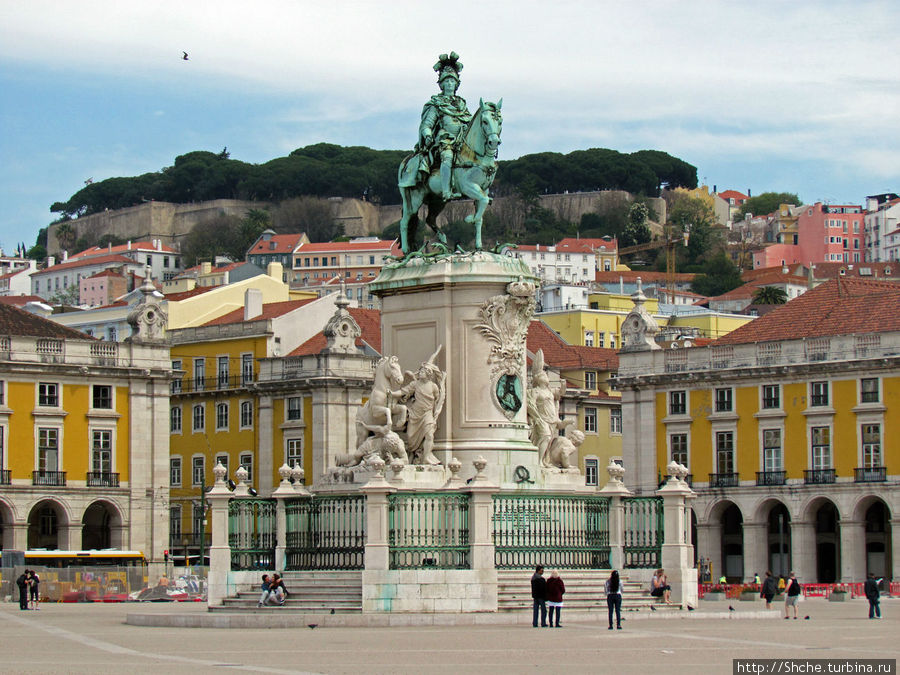 Над площадью видна крепость Castelo de S.Jorge Лиссабон, Португалия