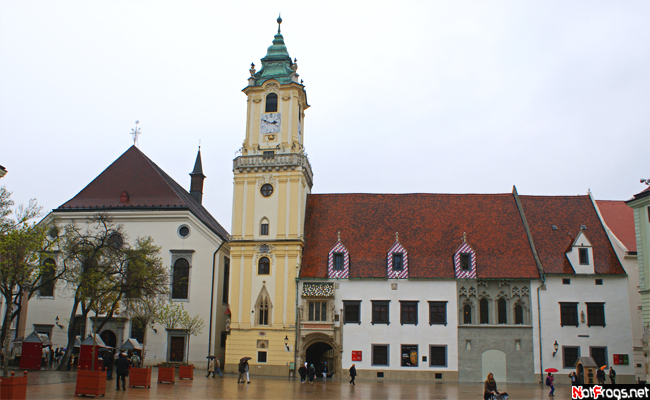 Старая Ратуша и костёл Спасителя Братислава, Словакия