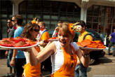 Оранжевые девушки продают оранжевое переченье за символический 1 евро. В этот день у них крышу рвет на оранжевом цвете.