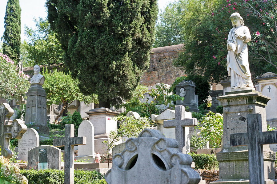 Наше внимание привлекло протестантское кладбище. Рим, Италия