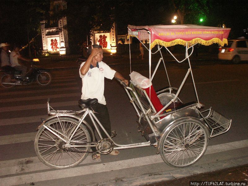 Велорикша ув ожидании пассажиров Ханой, Вьетнам