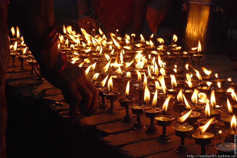 Люди со свечами на религиозном празднике в Катманду Катманду, Непал