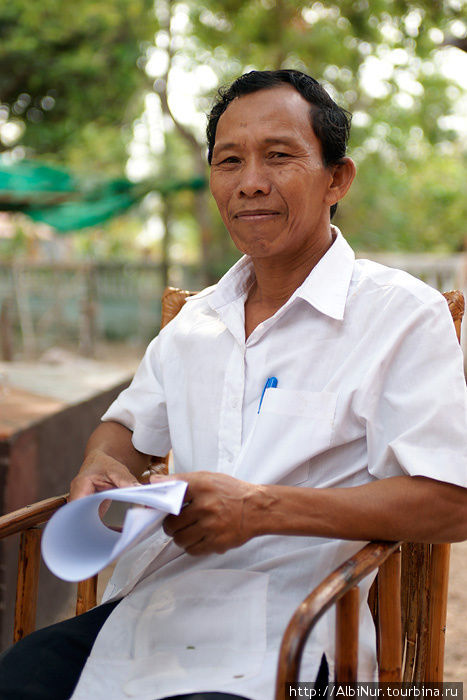 Староста деревни на аудиенции у старшего монаха, Phnom Santuk. Камбоджа