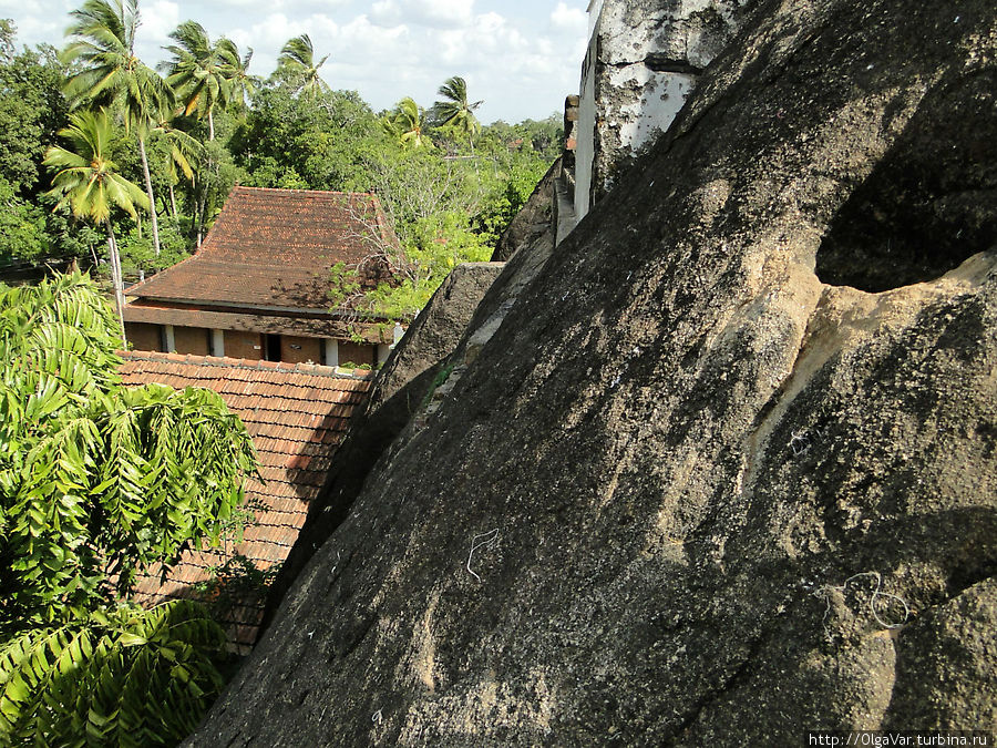 Поверхность скал почернела от времени... Анурадхапура, Шри-Ланка