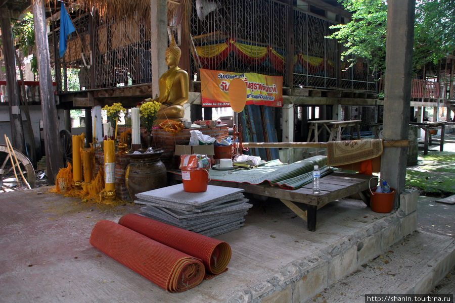 Ват Шри Чум - с заднего входа Сукхотай, Таиланд