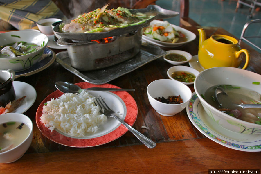 Обед на обочине дороги за 100 рублей Пхитсанулок, Таиланд