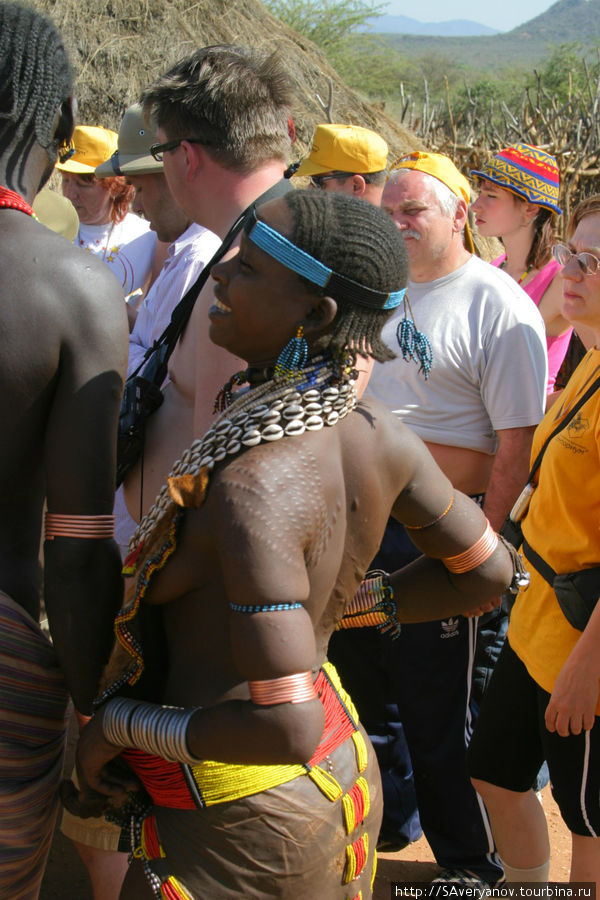 Народность хамер. На спине девушки скарификация- шрамы, наносимые в качестве украшения и следы побоев Эфиопия