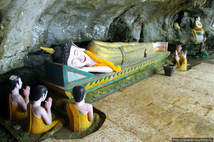 Лежащий Будда и Его ученики в Слоновьей пещере Ванвьенг, Лаос