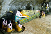 Лежащий Будда и Его ученики в Слоновьей пещере