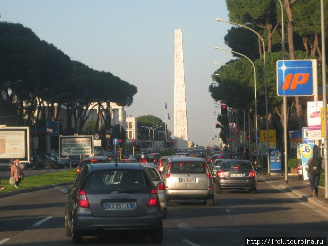 Монументальная стела на осевом проспекте района Рим, Италия
