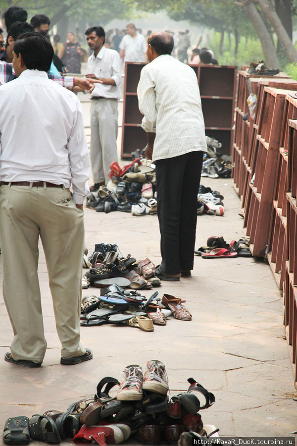 Перед входом в Тадж Махал нужно снять обувь... а потом при выходе найти свою) Агра, Индия