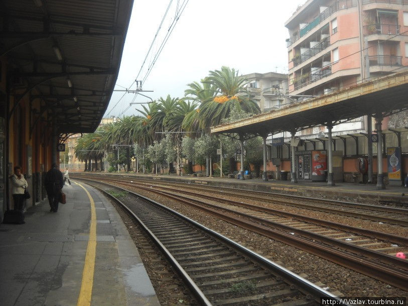 Вид на здание вокзала со второй платформы; сбоку слева вход в тоннель Рапалло, Италия