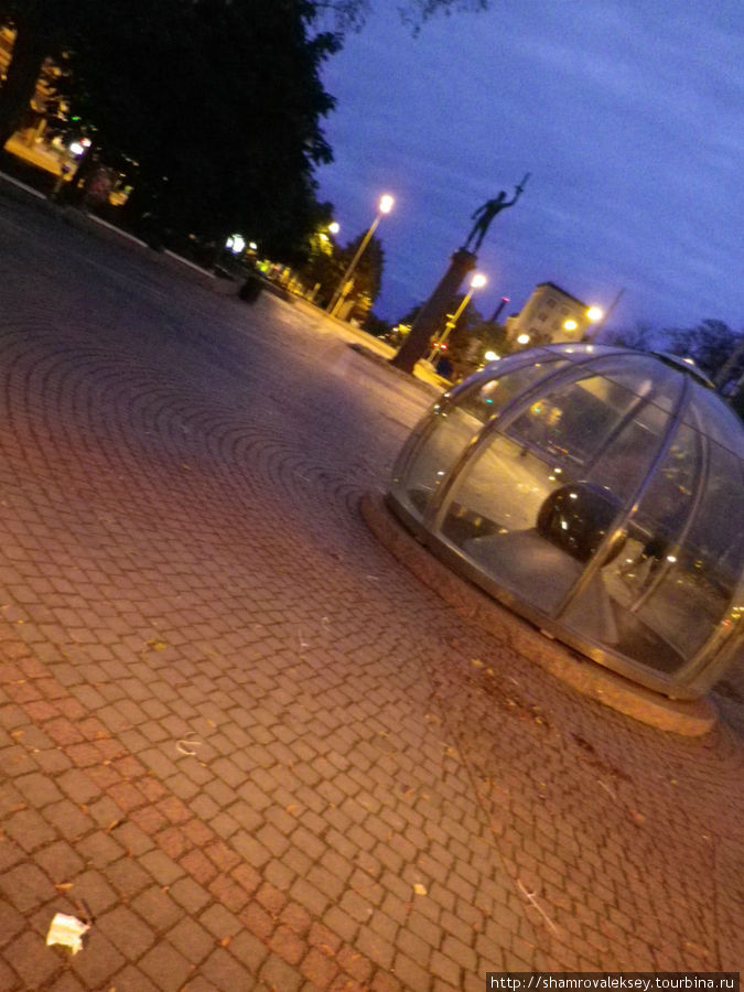 Все фонтаны в городе уснули до весны укрытые стеклянными колпаками Тампере, Финляндия