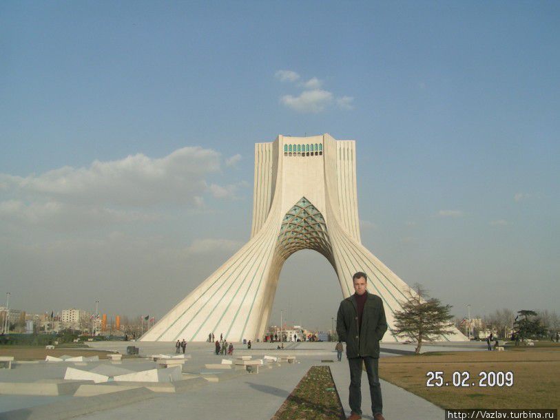 Я на фоне исторического памятника Тегеран, Иран