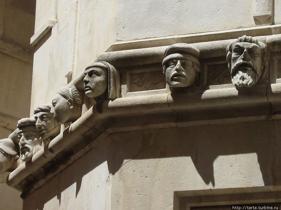 Каменные головы горожан, когда-то живших здесь, в Шибенике. Шибеник, Хорватия