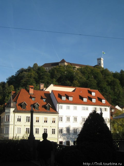 Над городом ненавязчиво и не бросаясь в глаза нависает замок Любляна, Словения