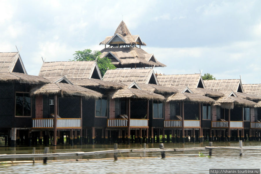 Шикарный отель, стилизованный под традиционные жилища крестьян озера Инле Ньяунг-Шве, Мьянма