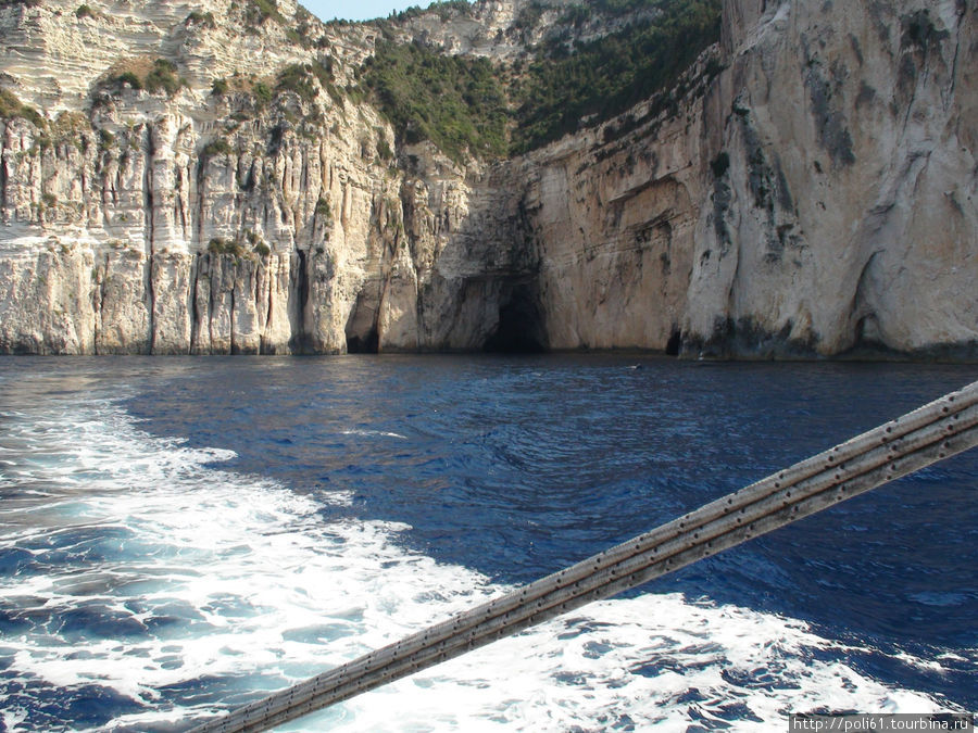 Кораблик только-что вышел из пещеры (на заднем плане) Остров Паксос, Греция
