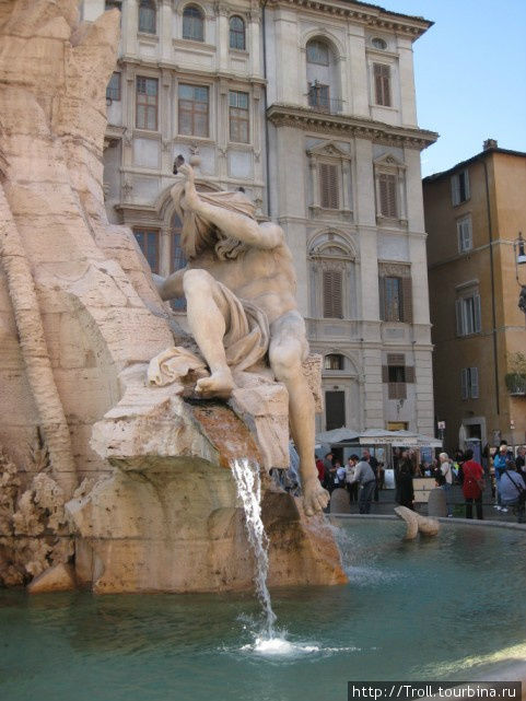 А это Нил. Голова у него закутана, поскольку к моменту постройки не было известно, откуда же он все-таки вытекает Рим, Италия