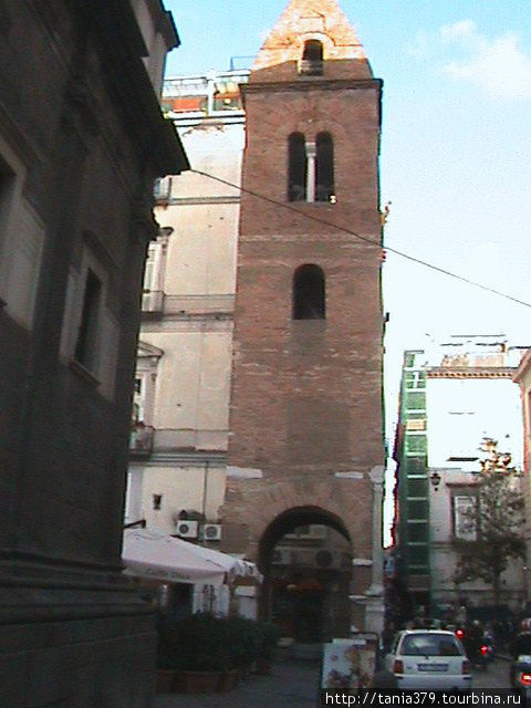 Колокольня церкви Санта Мария делла Пьетрасанта,хранит многочисленные архитектурные элементы и надписи римской эпохи,использованные как блоки для строительства. Неаполь, Италия