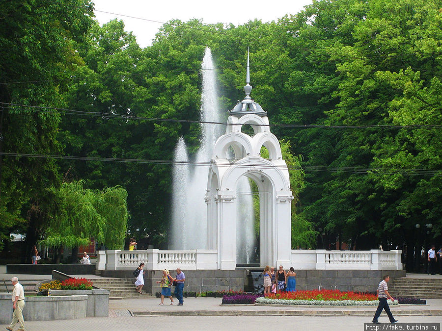 Стеклянная струя летом Харьков, Украина